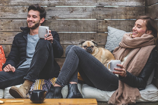 casal feliz tomando o papel do café na prevenção contra o câncer